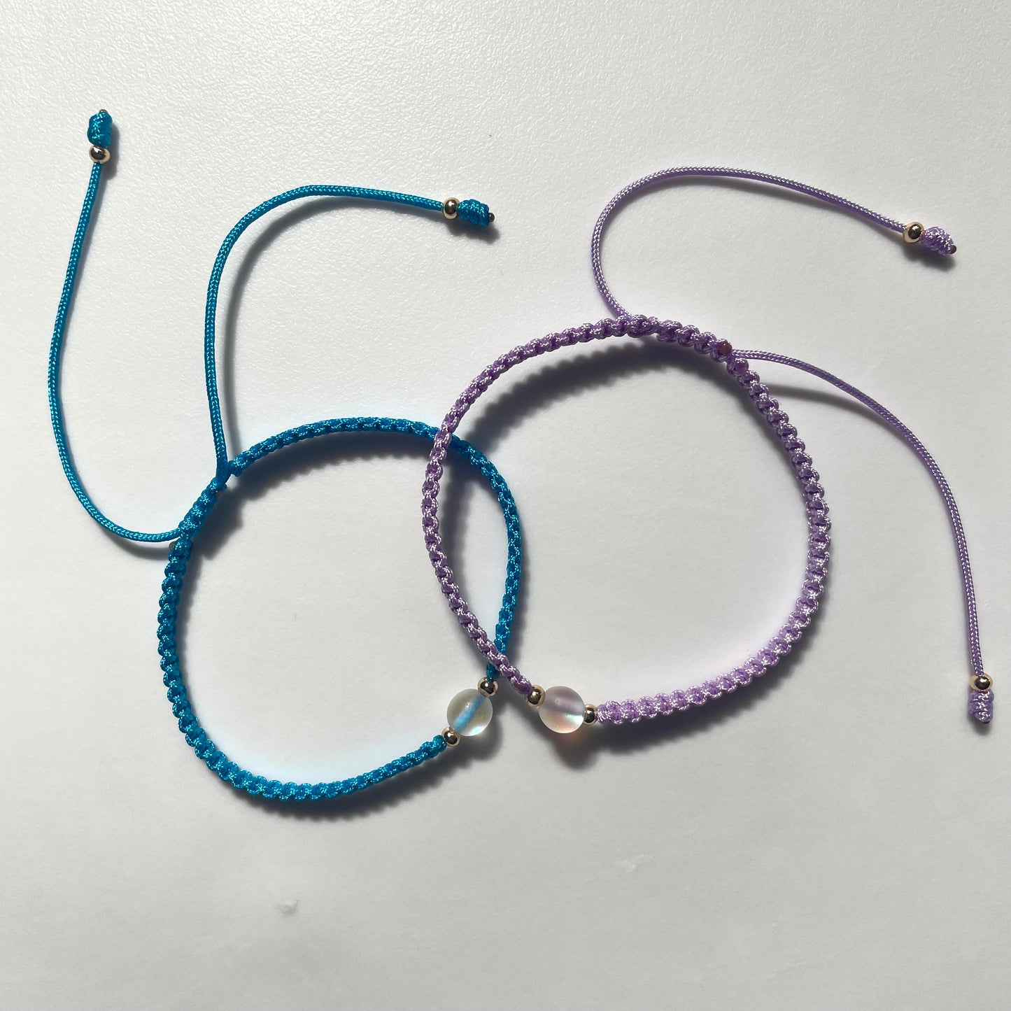 Pulsera tejida con ópalo sintético