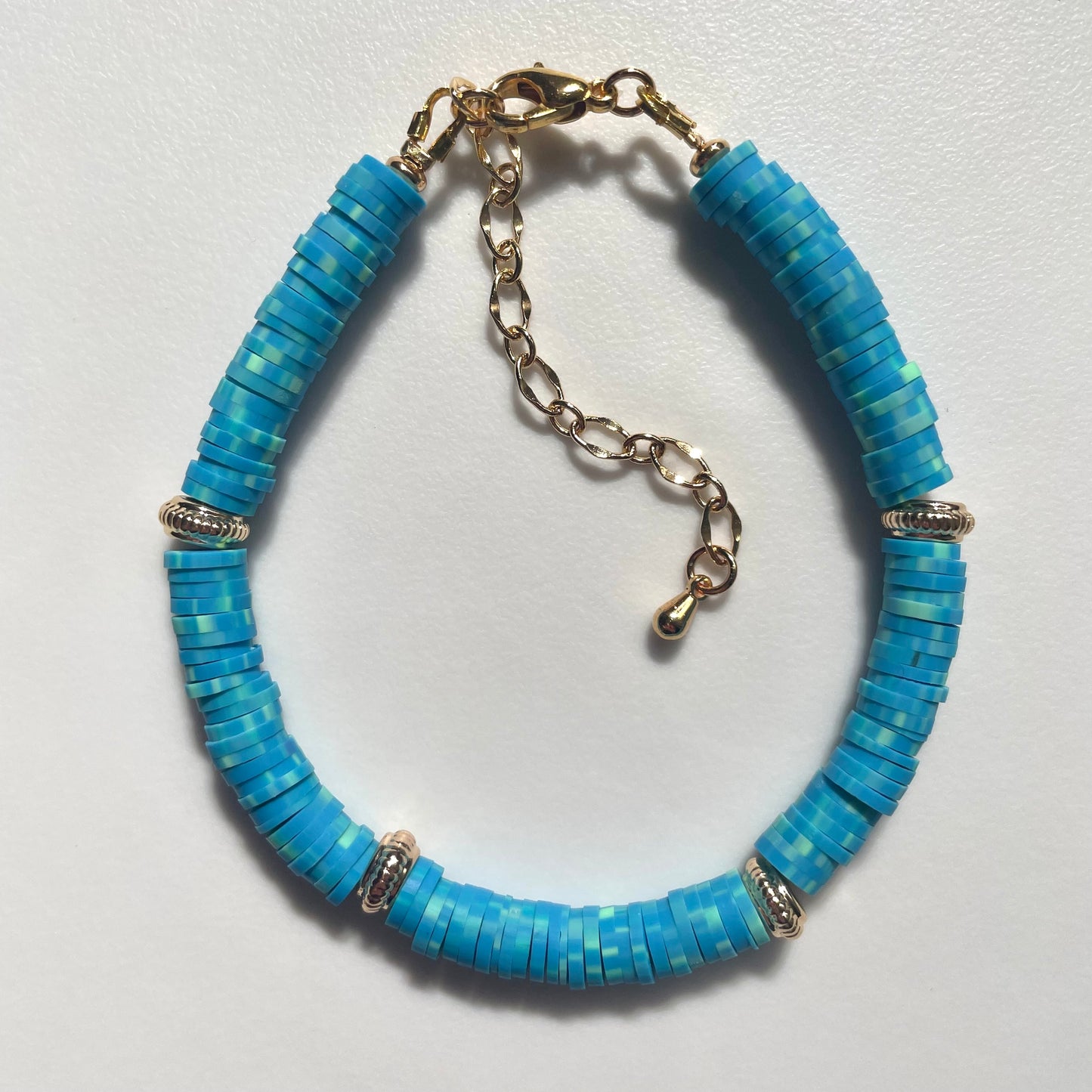 Pulsera de fimo y donas doradas