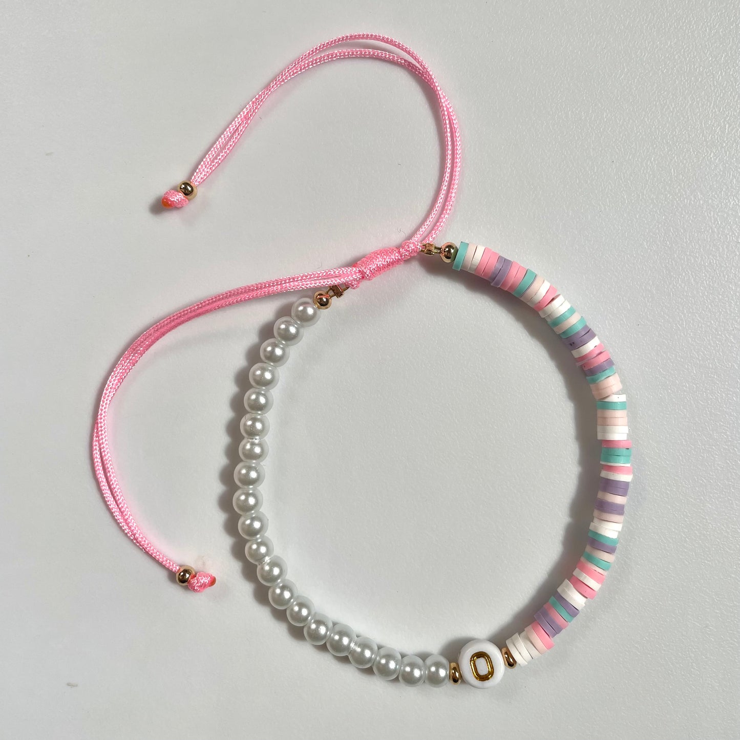 Pulsera de perla sintética y fimo de colores personalizable