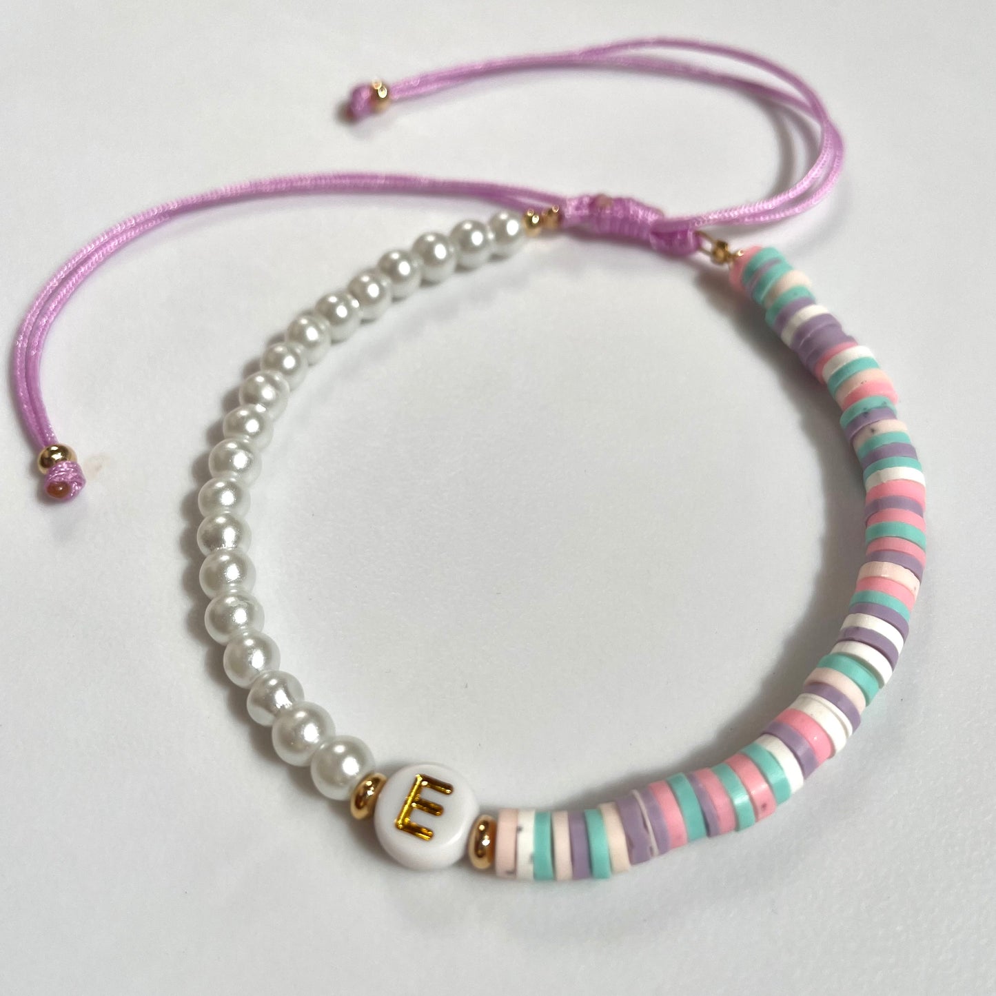 Pulsera de perla sintética y fimo de colores personalizable