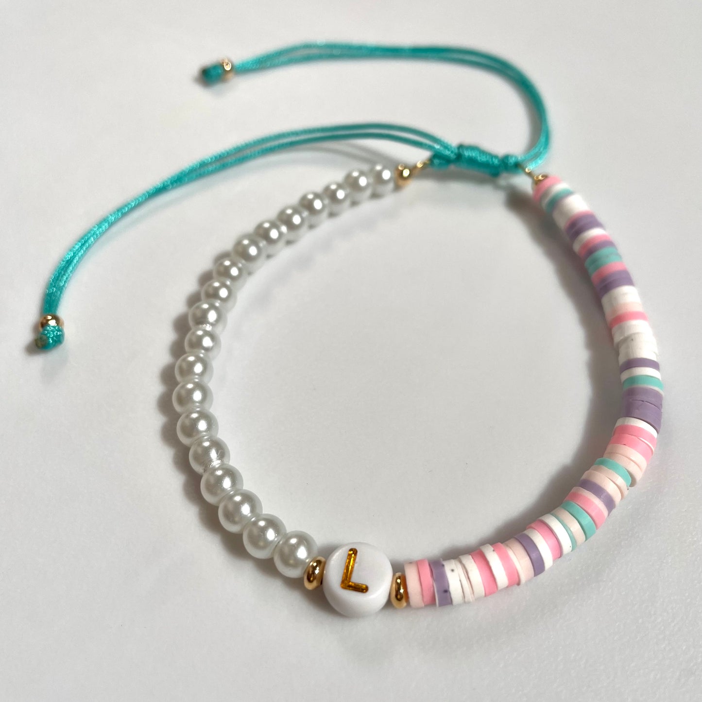 Pulsera de perla sintética y fimo de colores personalizable