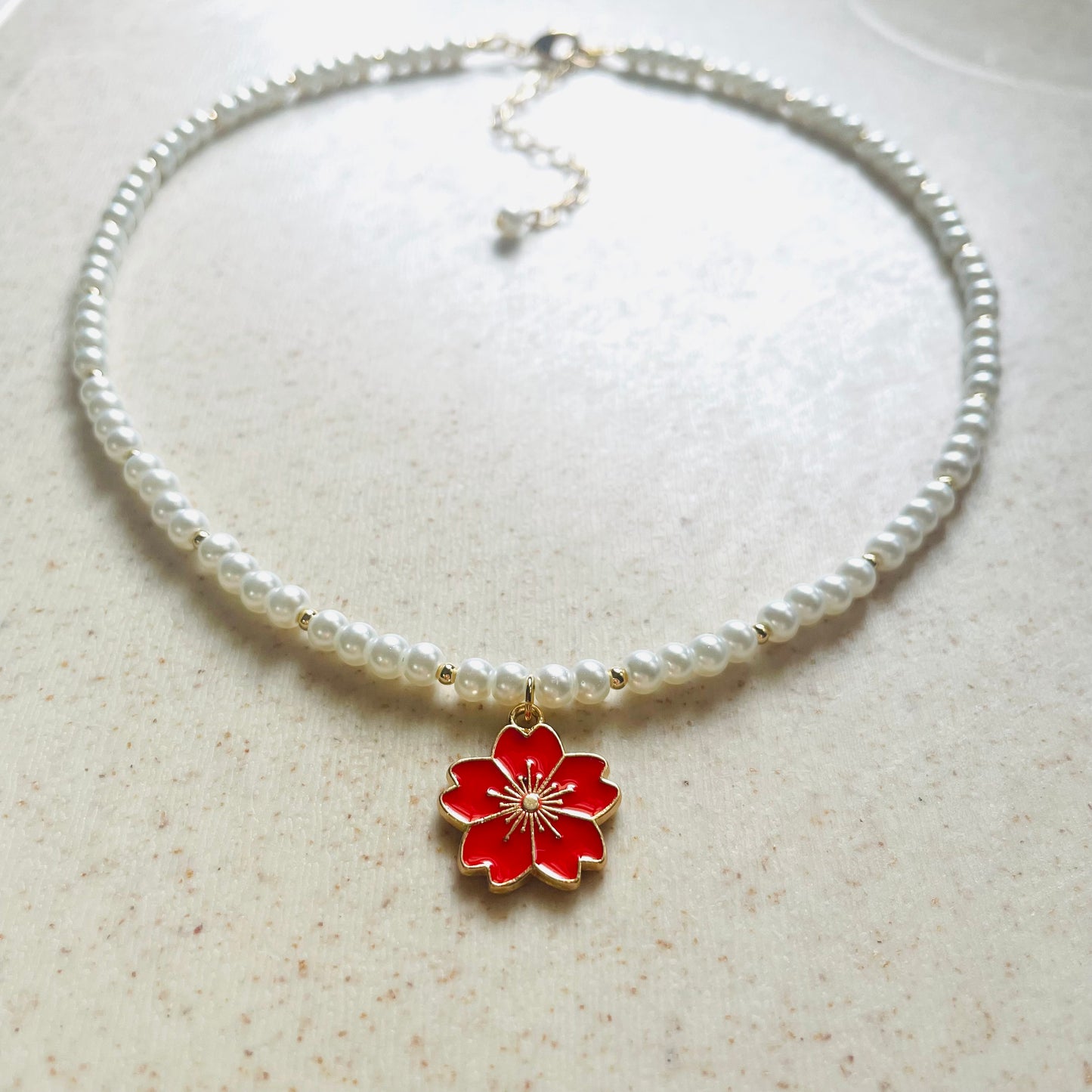 Set de collar y pulsera de perla sintética con dije flor de cerezo