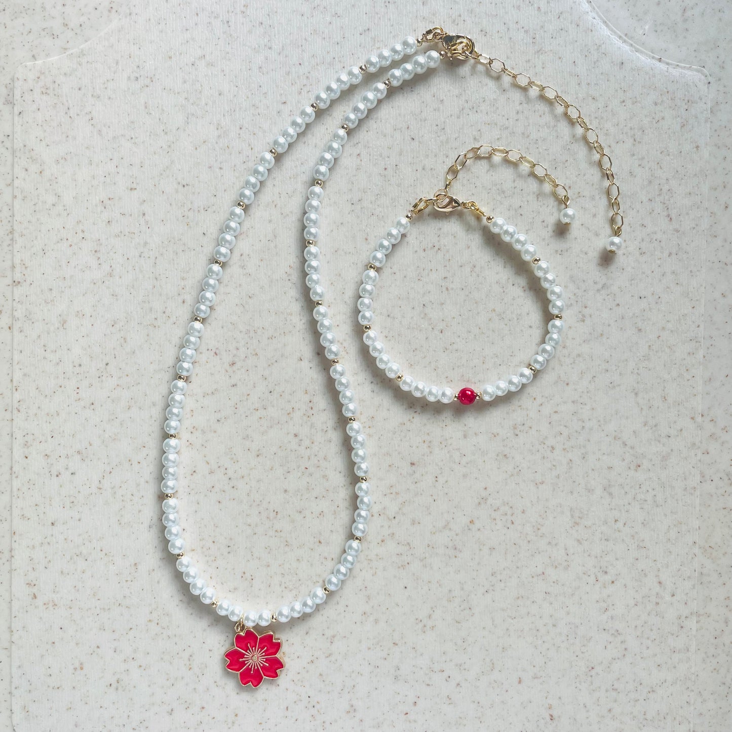 Set de collar y pulsera de perla sintética con dije flor de cerezo