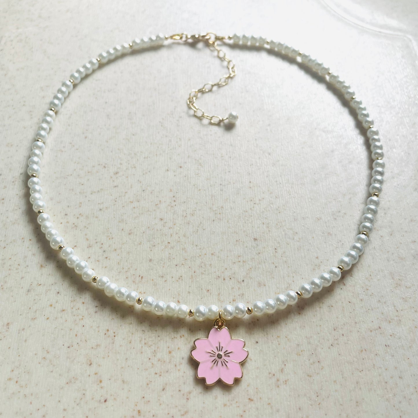 Set de collar y pulsera de perla sintética con dije flor de cerezo