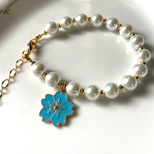 Pulsera de perla sintética con dije flor de cerezo