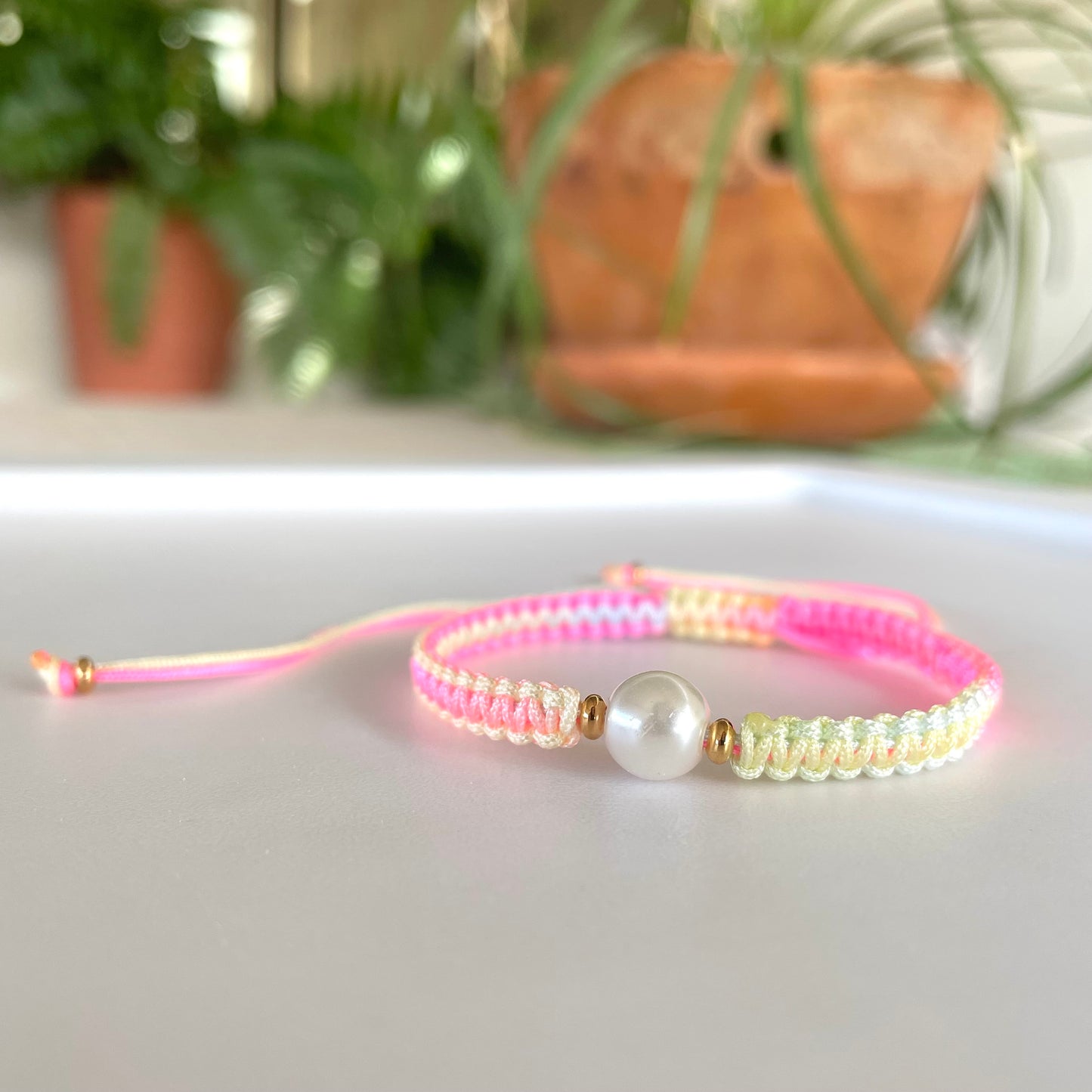 Pulsera tejida con perla sintética