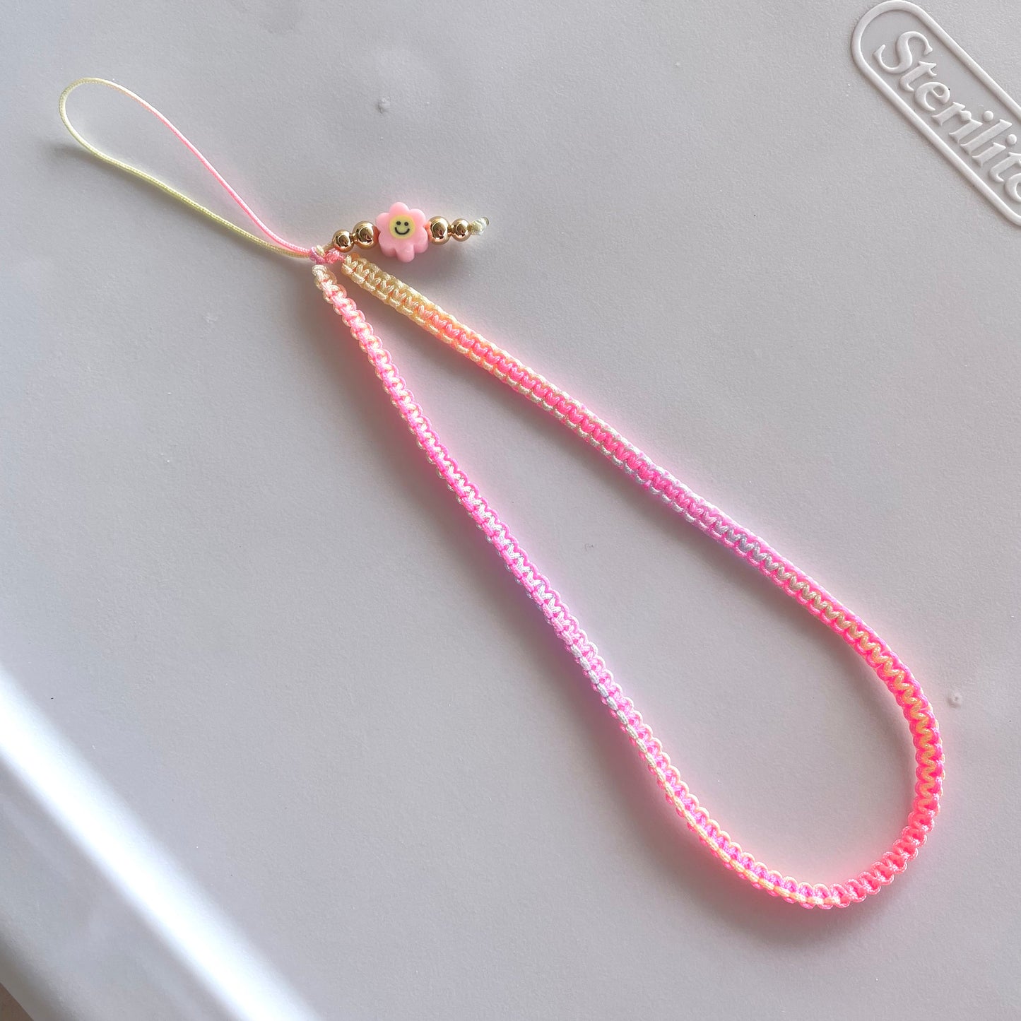 Phone strap tejido con charm de fimo