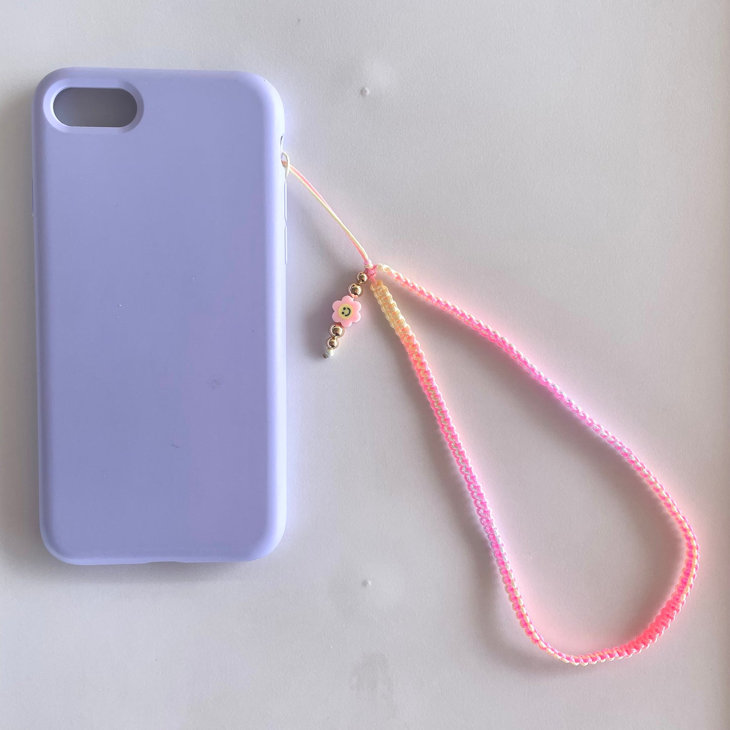 Phone strap tejido con charm de fimo